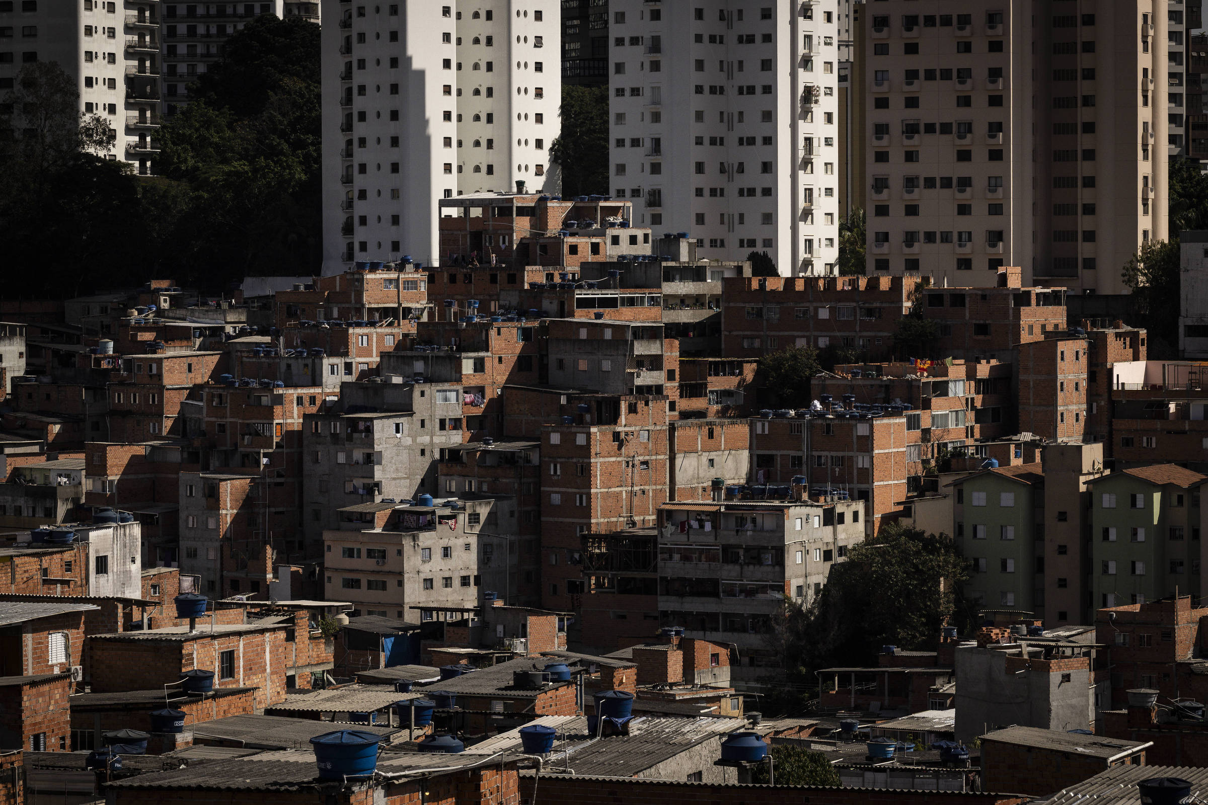 Pobreza nas metrópoles atinge mínima histórica, mas desigualdade volta a crescer em 2025