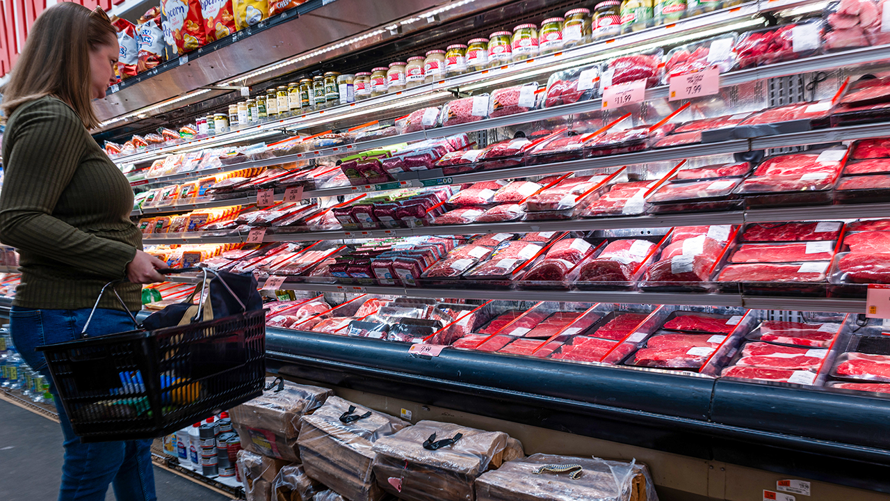 Inflação de alimentos nos EUA: custo do churrasco de verão sobe 2,4% e carne bovina encarece 14%