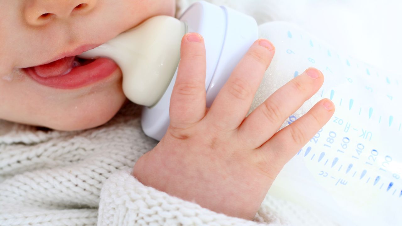Surto de botulismo leva CDC a pedir suspensão da fórmula infantil Nara Organics; recall pressiona setor de nutrição nos EUA