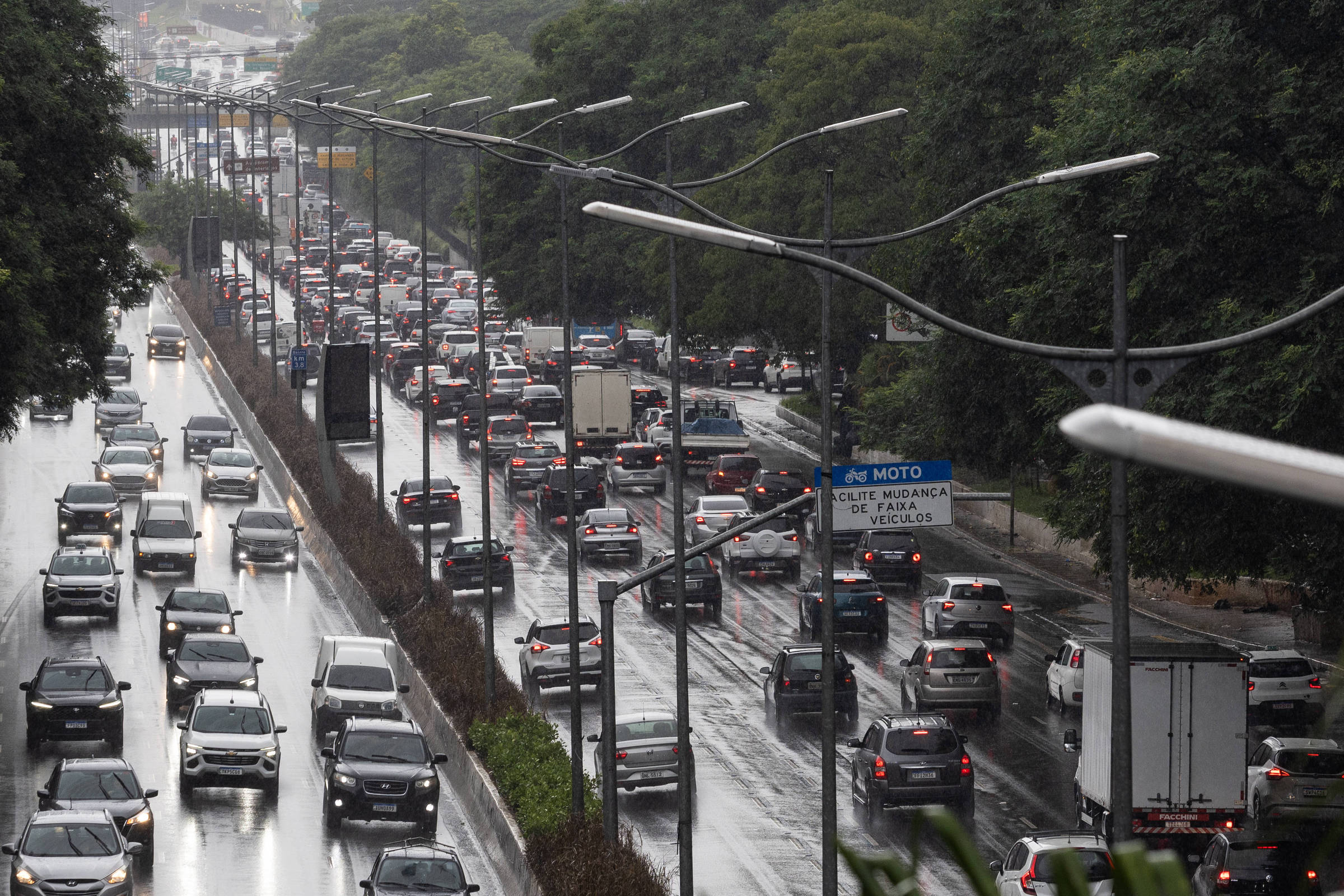 Linha Move Brasil libera crédito com juros reduzidos para motoristas de app e taxistas