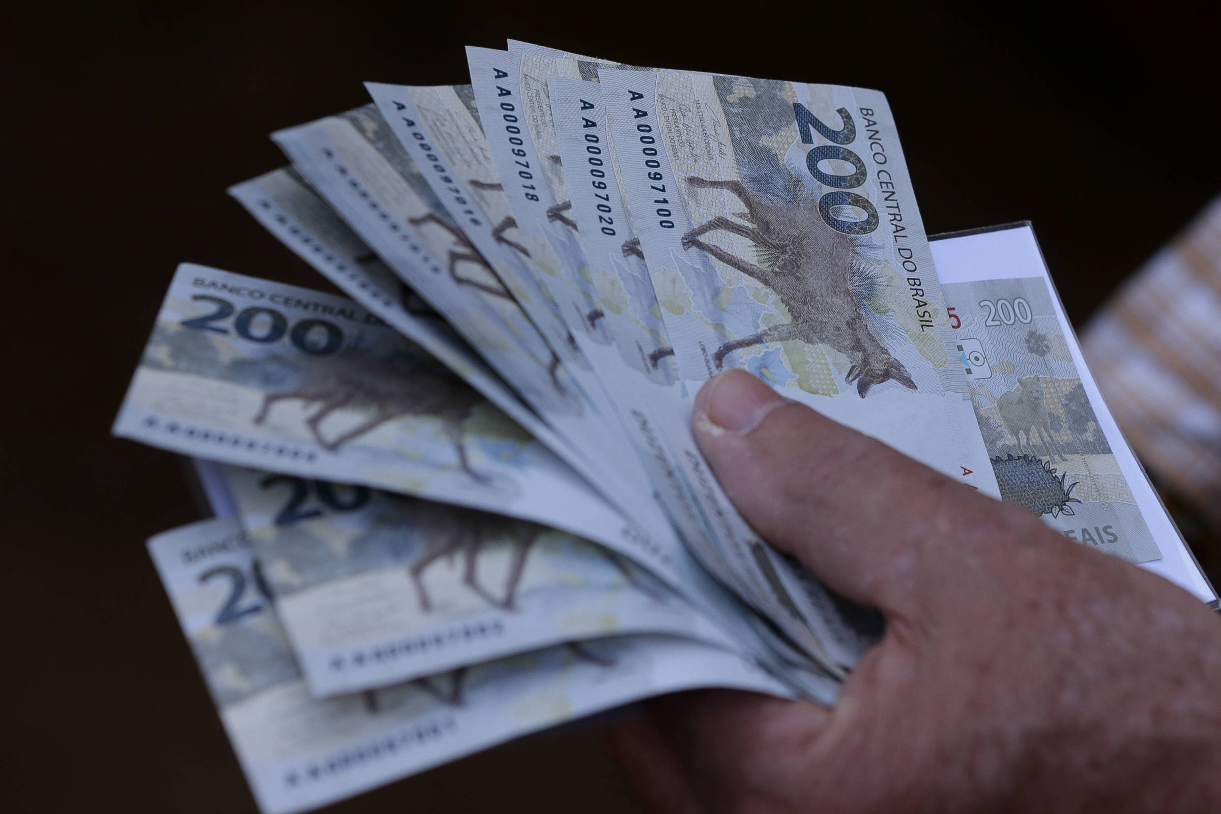 Crédito das famílias volta a disparar e acende alerta de “boom-bust” no consumo brasileiro