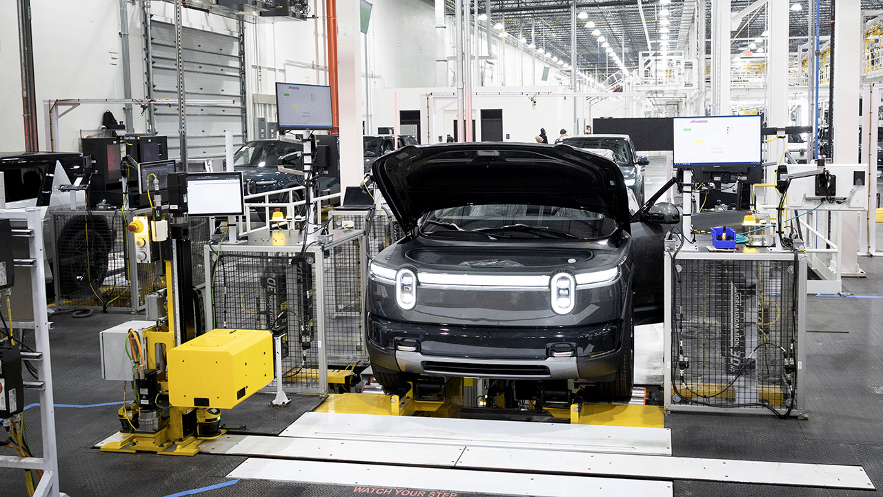 Rivian demite centenas de funcionários ao ajustar estrutura durante lançamento do SUV R2