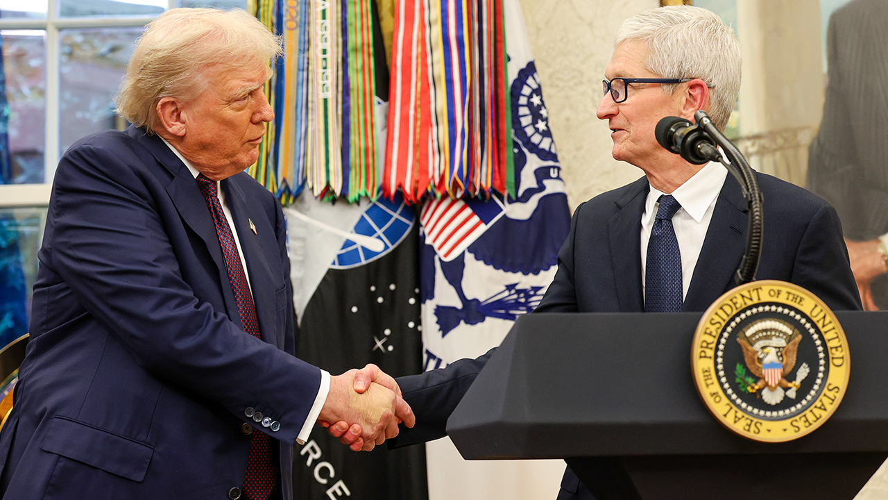 Apple fecha parceria com Intel para fabricar chips nos EUA e reduz dependência da Ásia