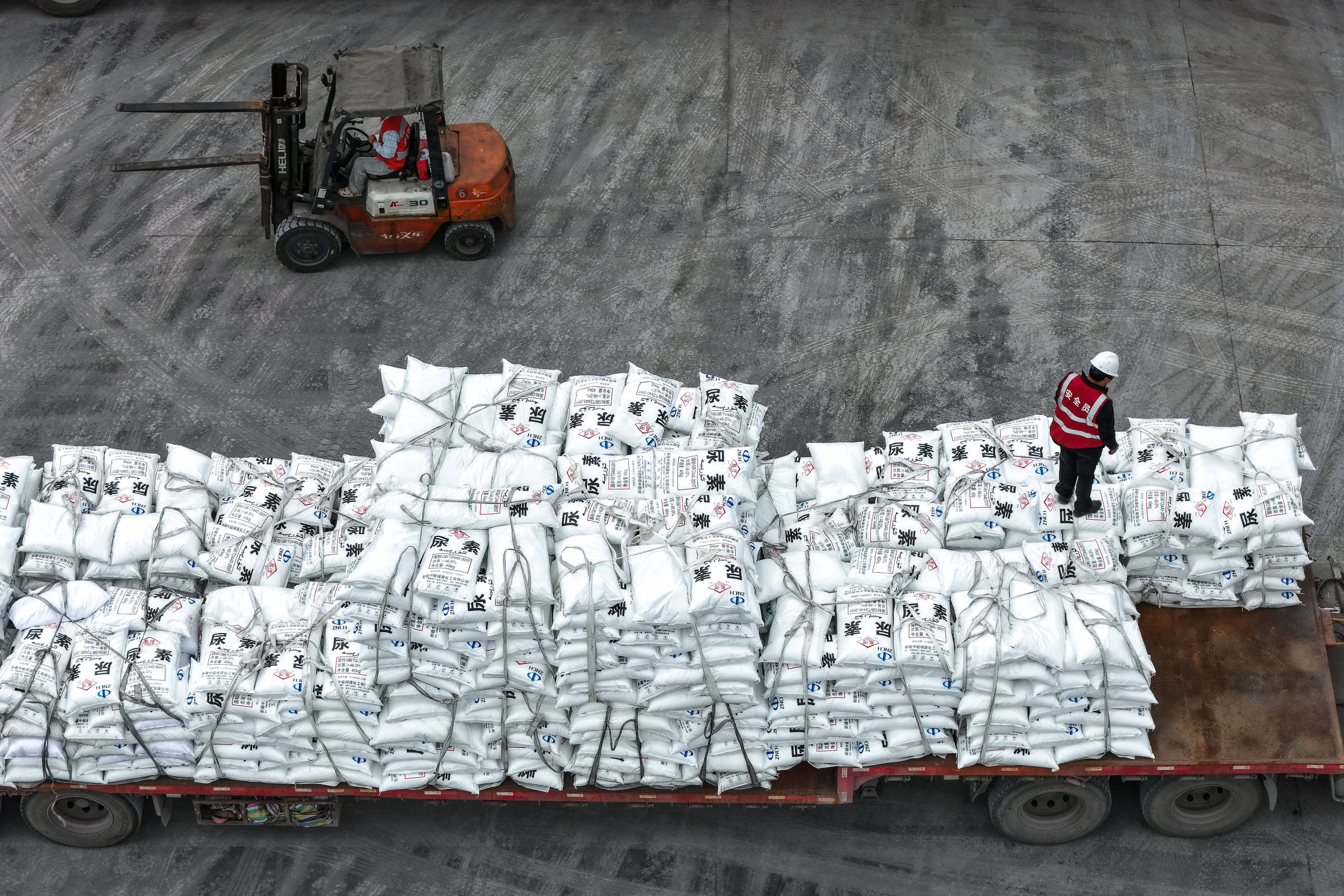 Diplomacia brasileira corre contra o relógio para evitar apagão de fertilizantes no país