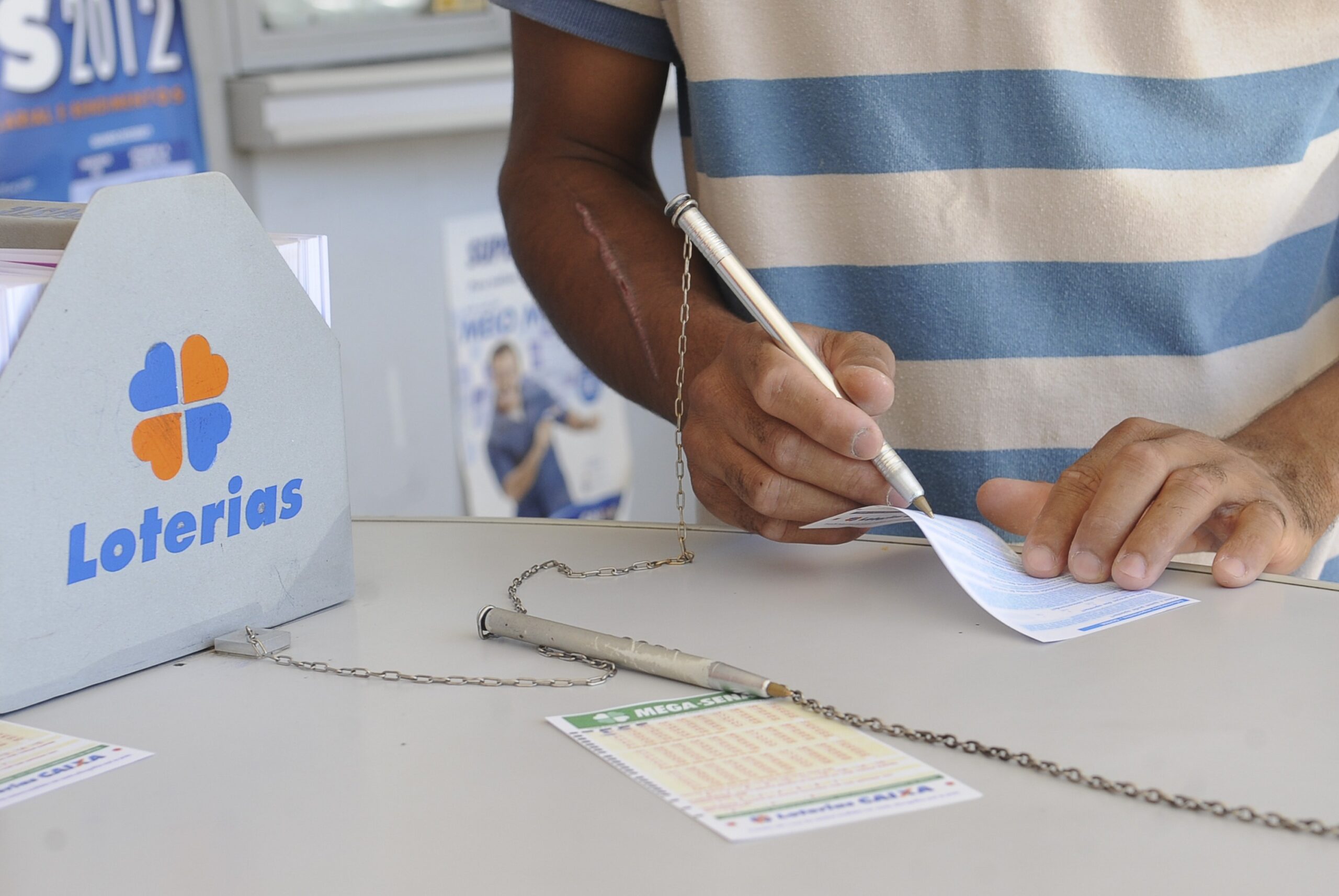 Mega-Sena sorteia R$ 42 milhões neste sábado; entenda custos, chances e efeito no bolso