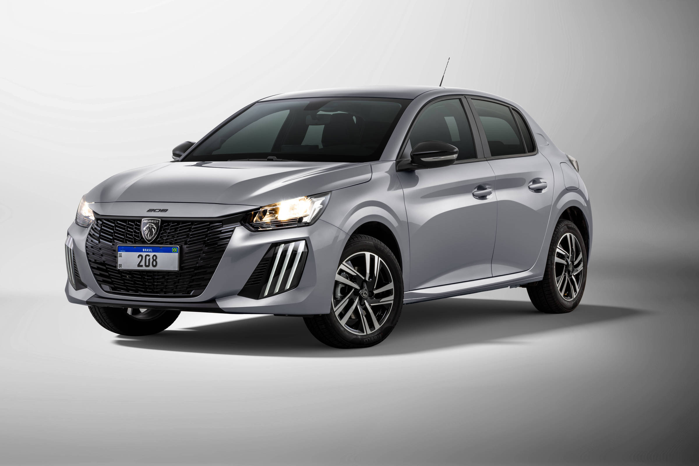 BYD Dolphin Mini elétrico coloca pressão sobre o Peugeot 208 flex e aquece disputa entre montadoras no Brasil