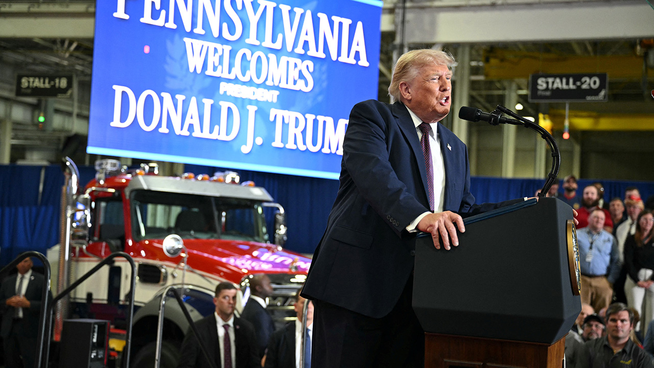 Trump visita fábrica da Mack Trucks na Pensilvânia e enfatiza retomada industrial dos EUA