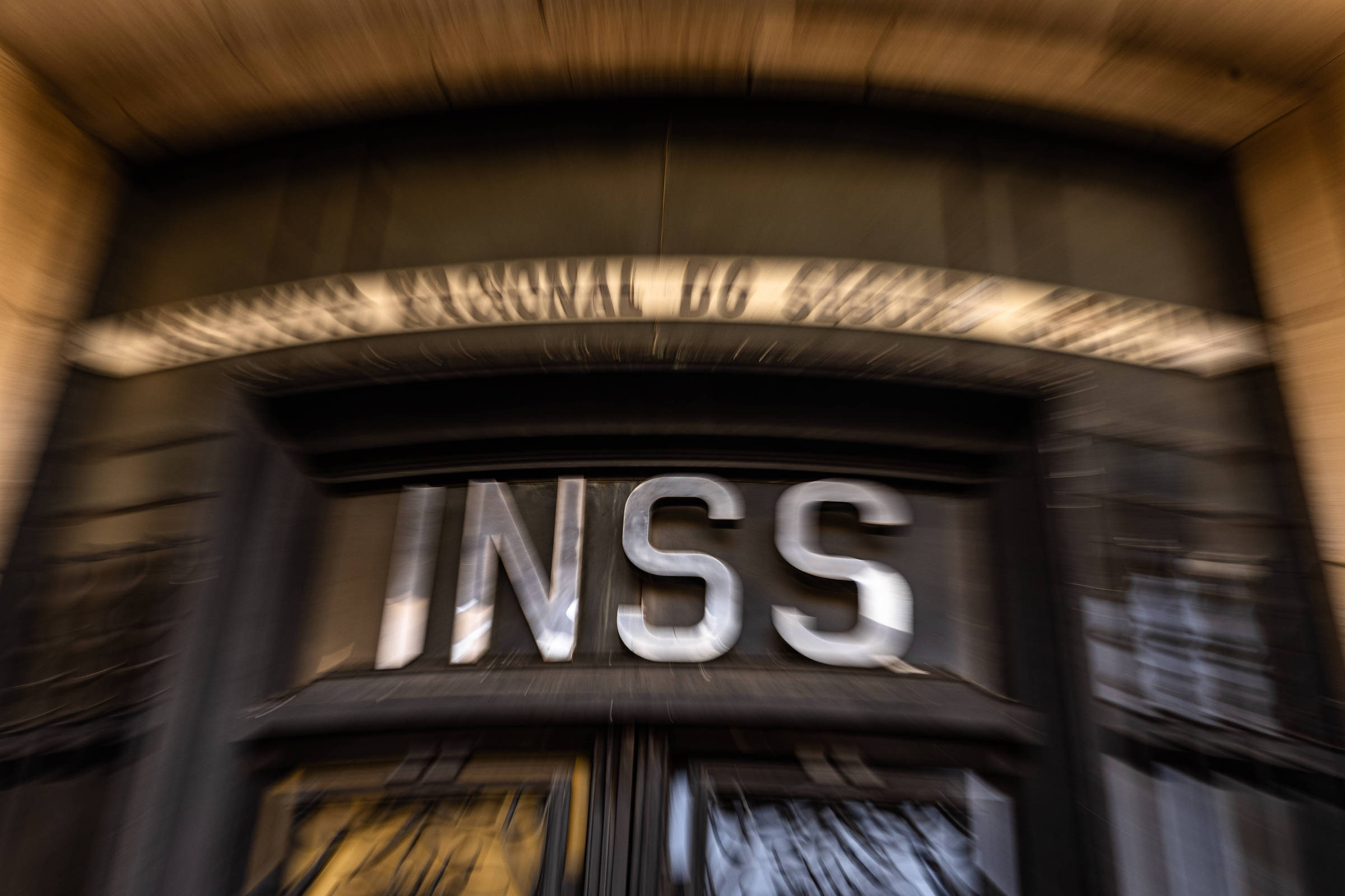 Crédito consignado do INSS sofre queda de 40% após novas barreiras contra fraudes e avanço do endividamento dos idosos