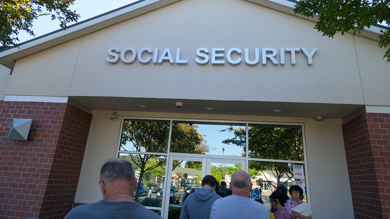 Suze Orman critica corrida para sacar Social Security aos 62 anos e alerta para perda permanente no benefício 4 Suze Orman critica corrida para sacar Social Security aos 62 anos e alerta para perda permanente no benefício