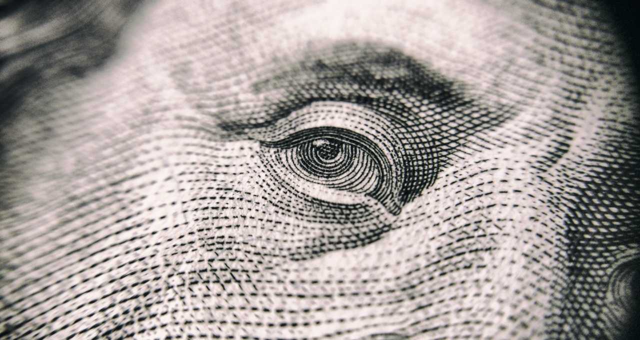 Dólar ganha fôlego: DXY supera 101 pontos com Fed mais duro e Selic em queda no radar