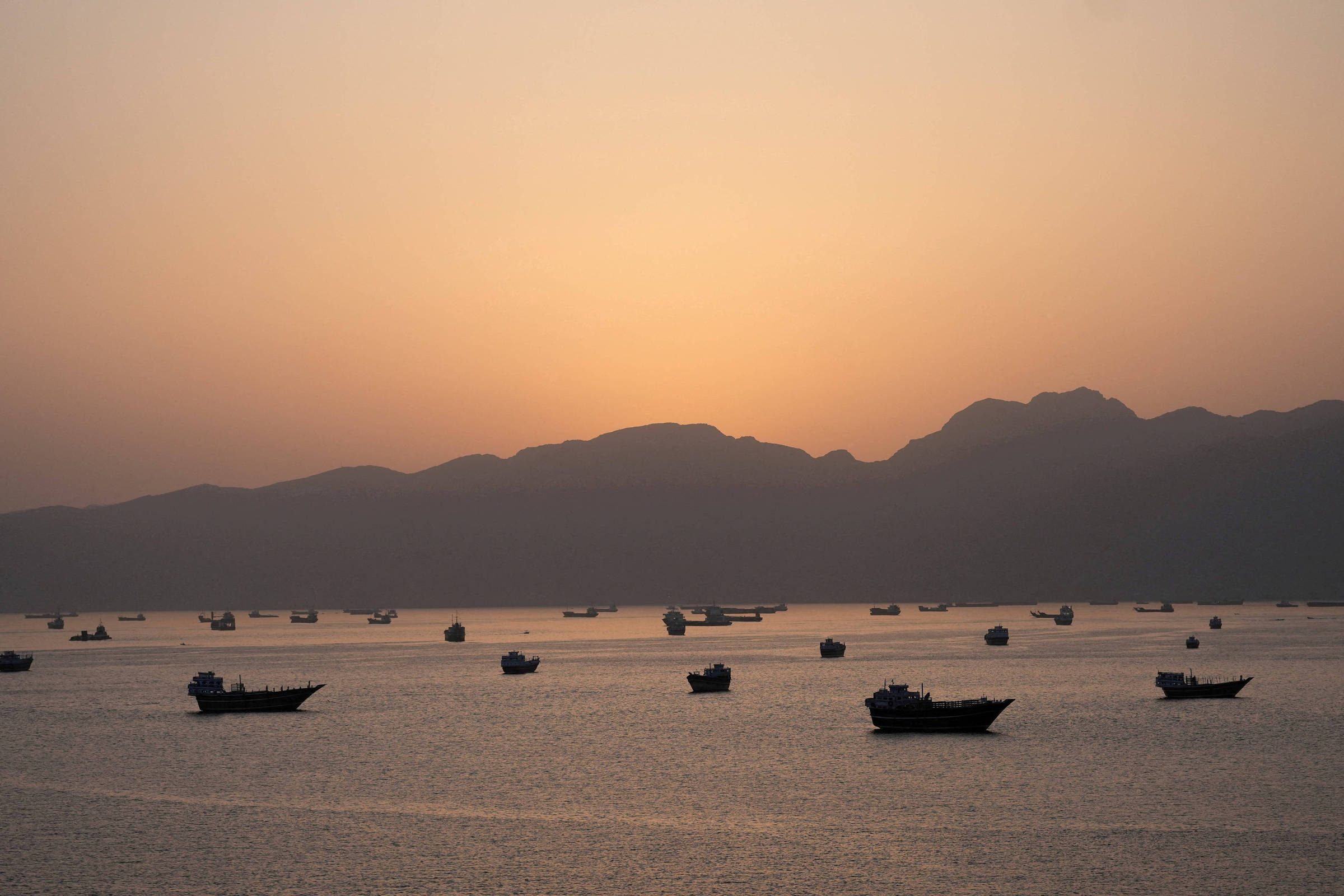 Petróleo recua mais de 8% na semana com retomada do fluxo no Estreito de Hormuz 4 Petróleo recua mais de 8% na semana com retomada do fluxo no Estreito de Hormuz