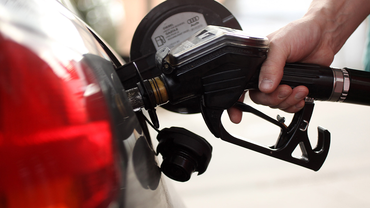 Trump pressiona postos de gasolina nos EUA a cortar preços e mira US$ 2,50 por galão