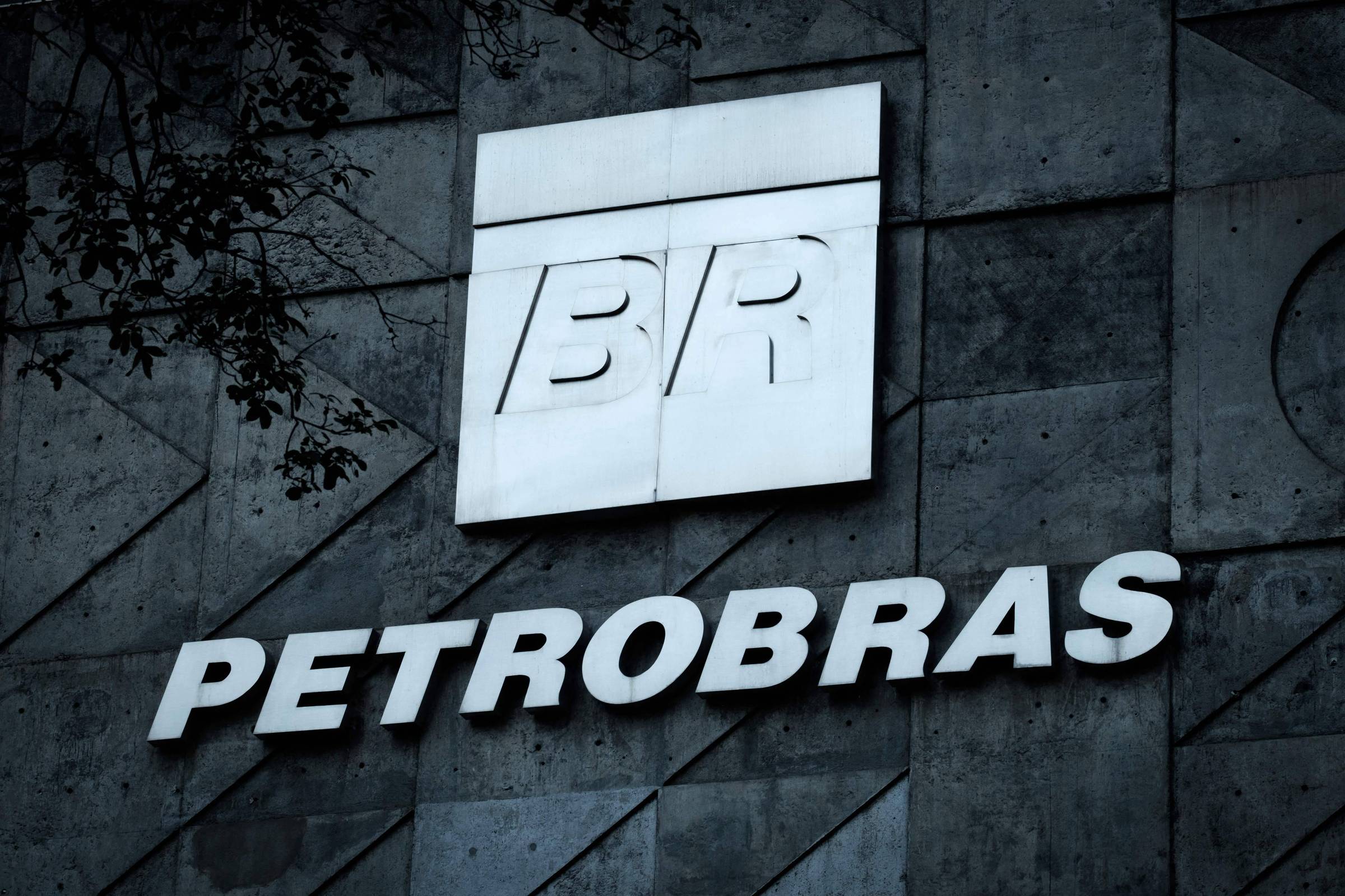Petrobras reduz preço do diesel em R$ 0,35 e neutraliza fim de subsídio do governo