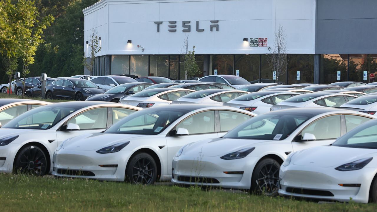 Entregas recordes da Tesla superam previsões, mas ação recua após euforia prévia