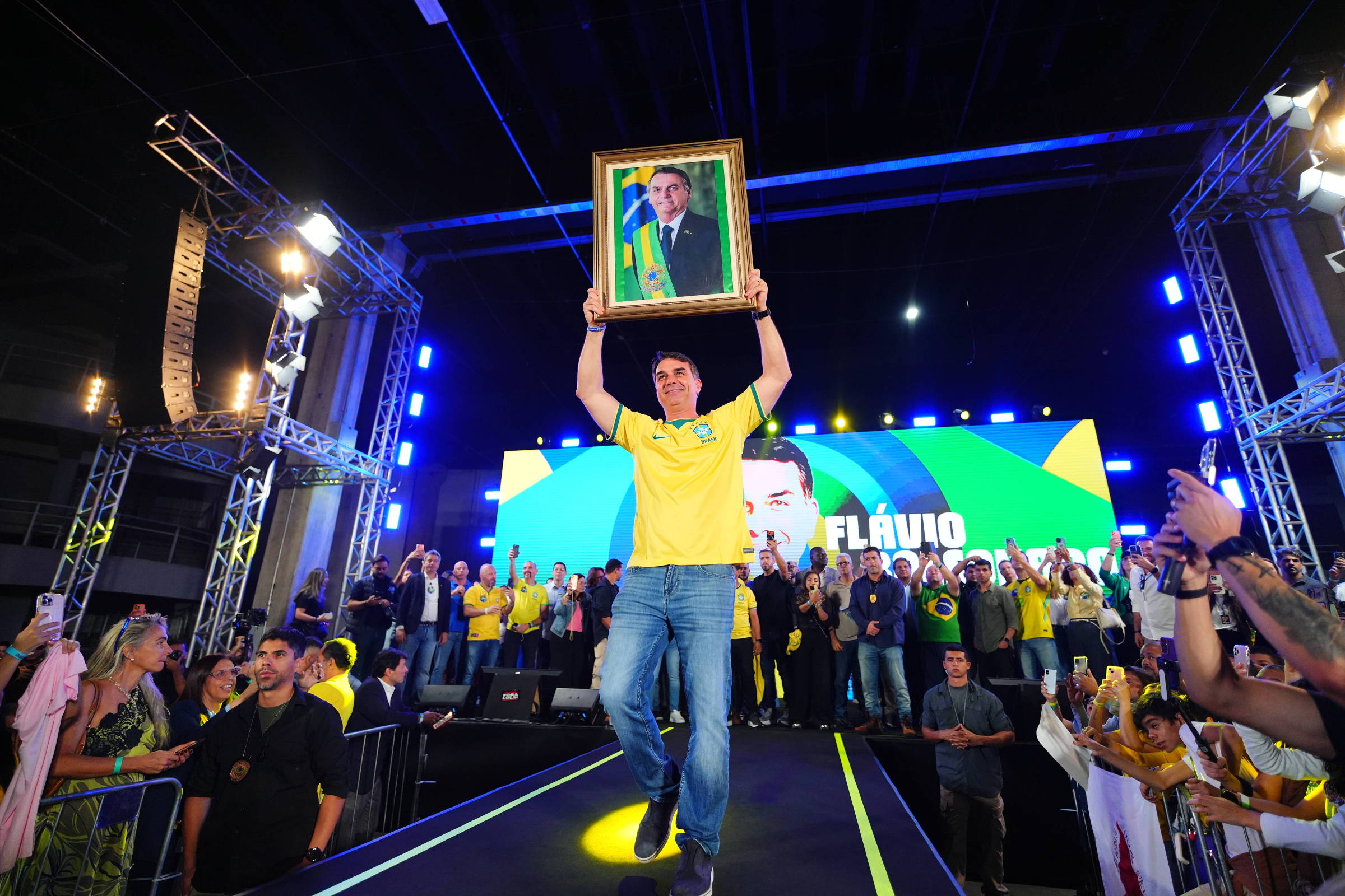 Nos EUA, Flávio Bolsonaro volta a atacar Lula em disputa sobre tarifa de 25% a produtos brasileiros