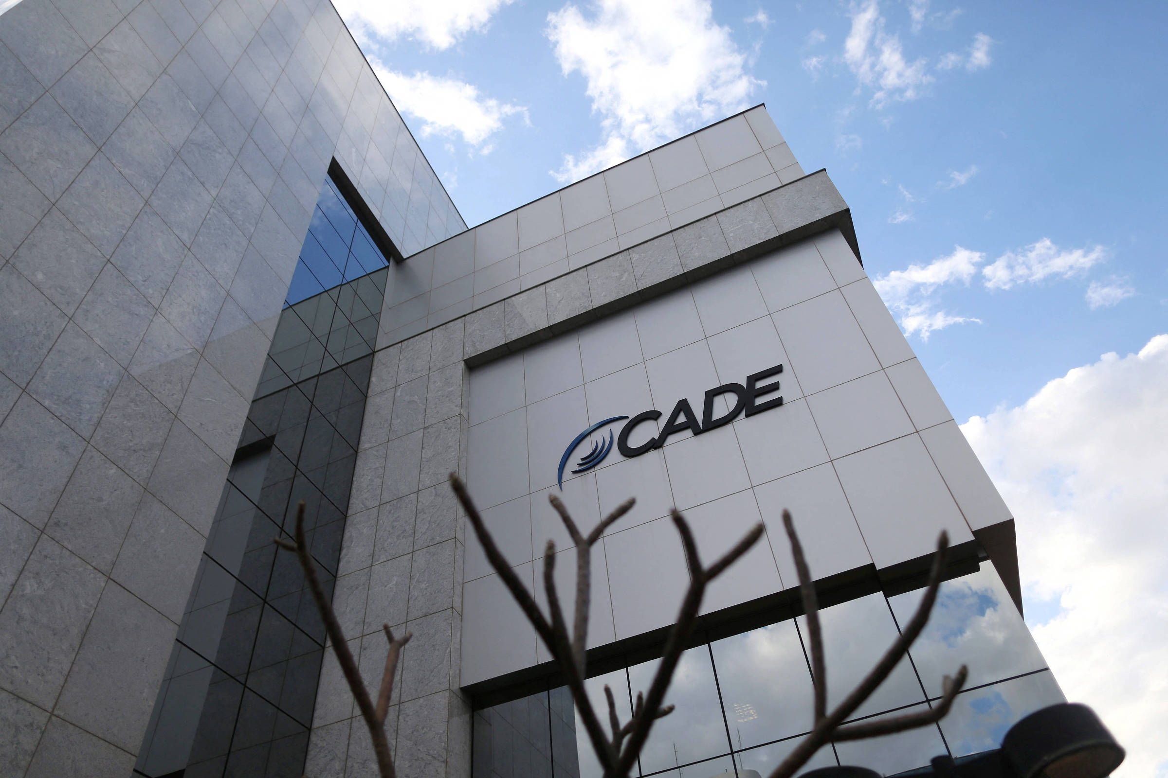 Vácuo de liderança no Cade trava análise de fusões bilionárias e gera alerta no mercado