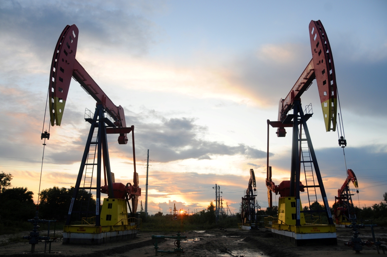 Tensão no Estreito de Ormuz faz petróleo saltar 9% e volta a colocar US$ 80 no radar