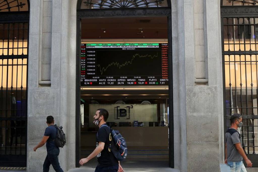 Dólar se mantém próximo de R$ 5,08 e Ibovespa recua com inflação mais fraca nos EUA e cautela política no Brasil
