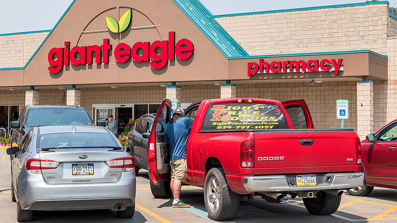 Giant Eagle corta preços de 300 produtos até o Labor Day e acirra disputa no varejo dos EUA