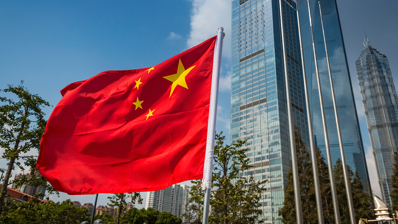 China aperta cerco a chatbots “românticos” e aumenta pressão sobre Alibaba e ByteDance