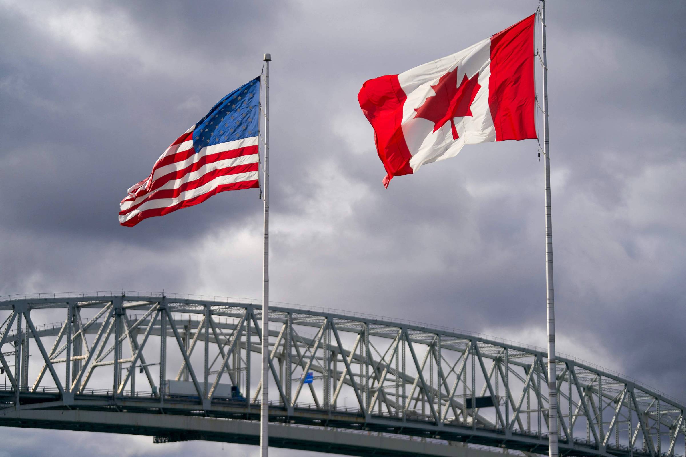 EUA impõem tarifa de 50% a produtos canadenses e reacendem tensão comercial