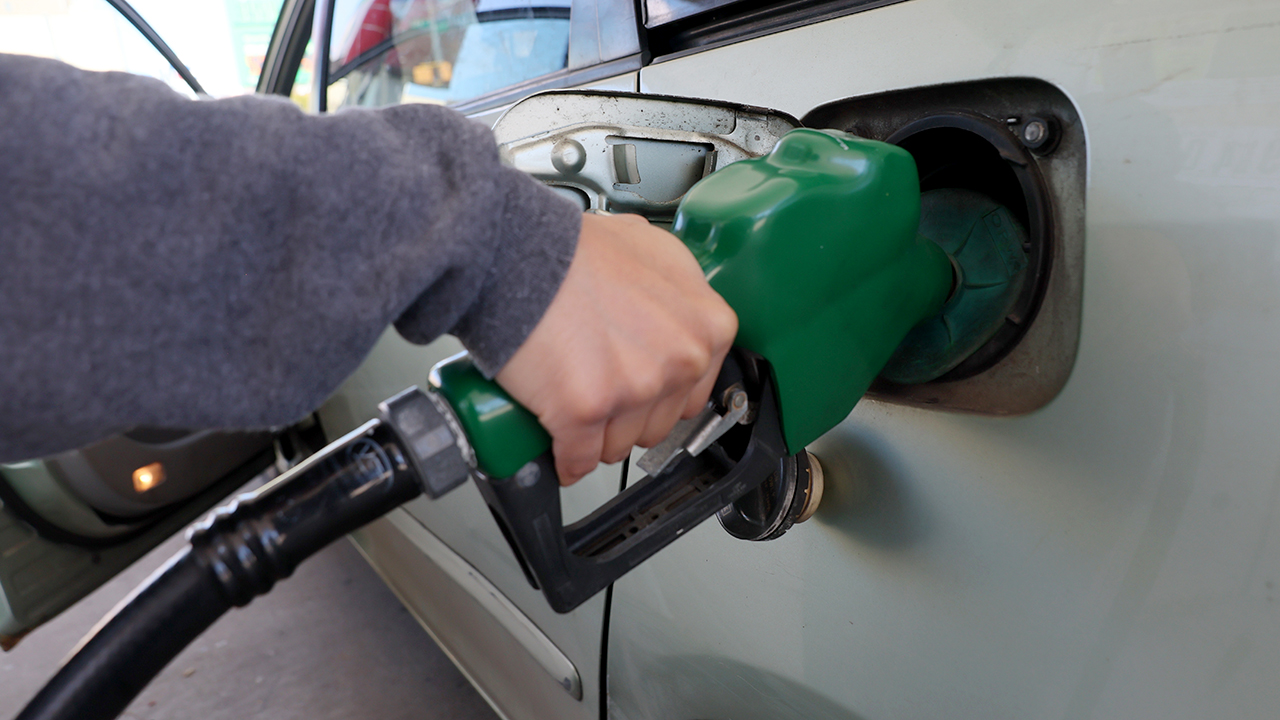 Conflito entre EUA e Irã faz gasolina nos EUA voltar a superar US$ 4 e reacende alerta para inflação global