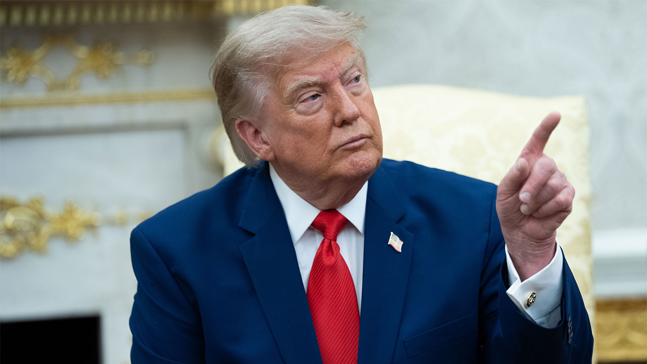 Trump anuncia tarifas escalonadas para genéricos e busca reindustrializar setor farmacêutico dos EUA