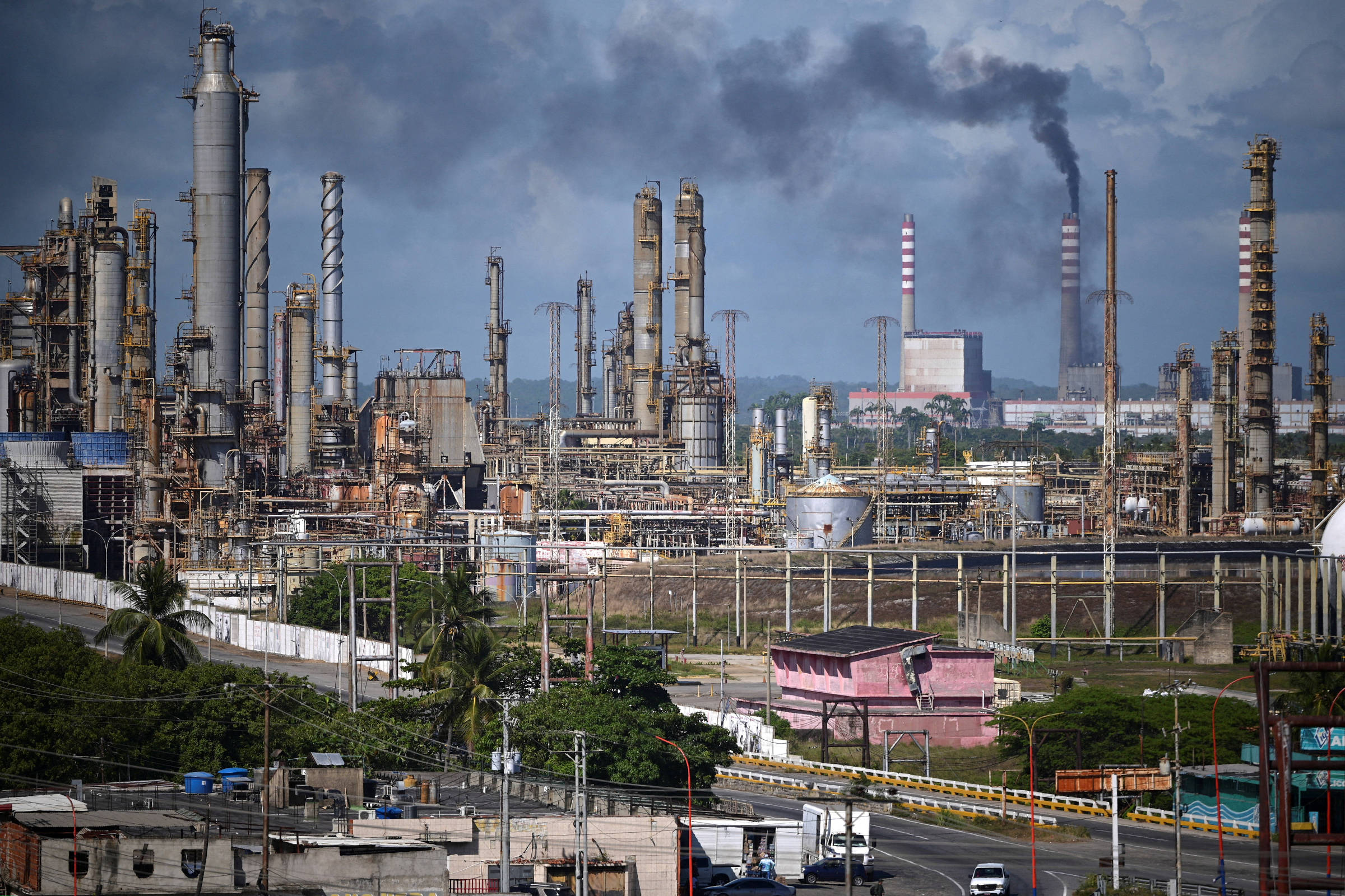 Receitas de US$ 13 bi do petróleo venezuelano sob controle dos EUA levantam debate sobre transparência