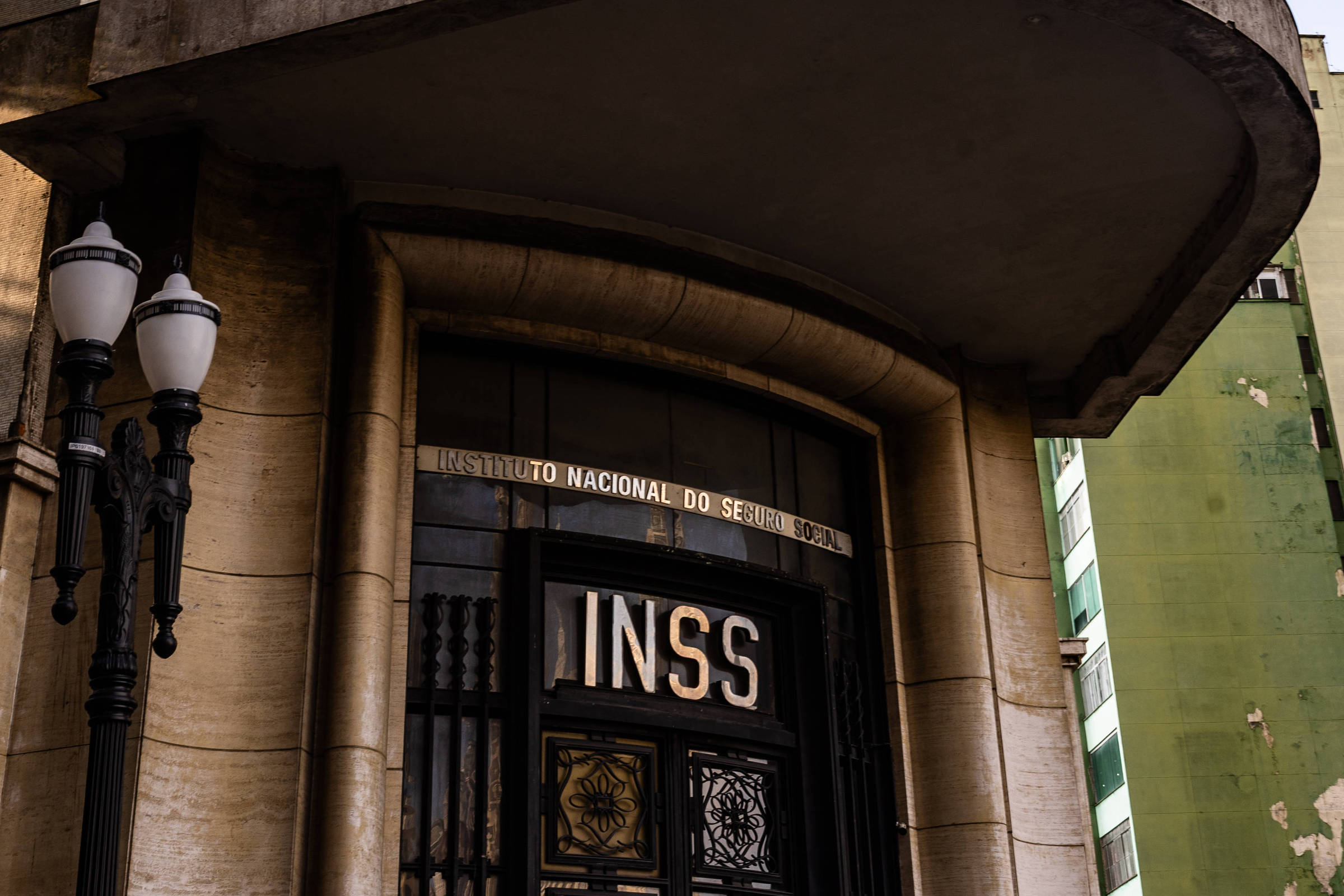 Depósitos do INSS após morte do segurado: por que não sacar e como pedir o valor correto