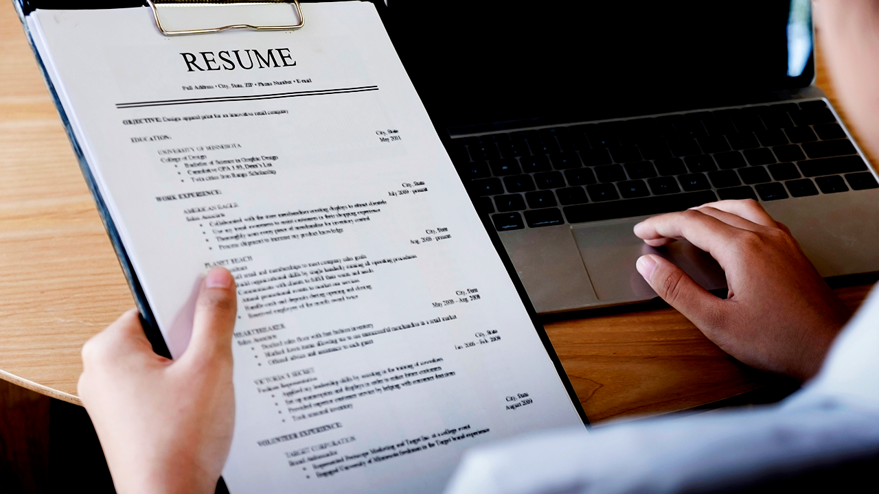 Triagem por IA exclui recém-formados nos EUA e levanta questões sobre o futuro do trabalho