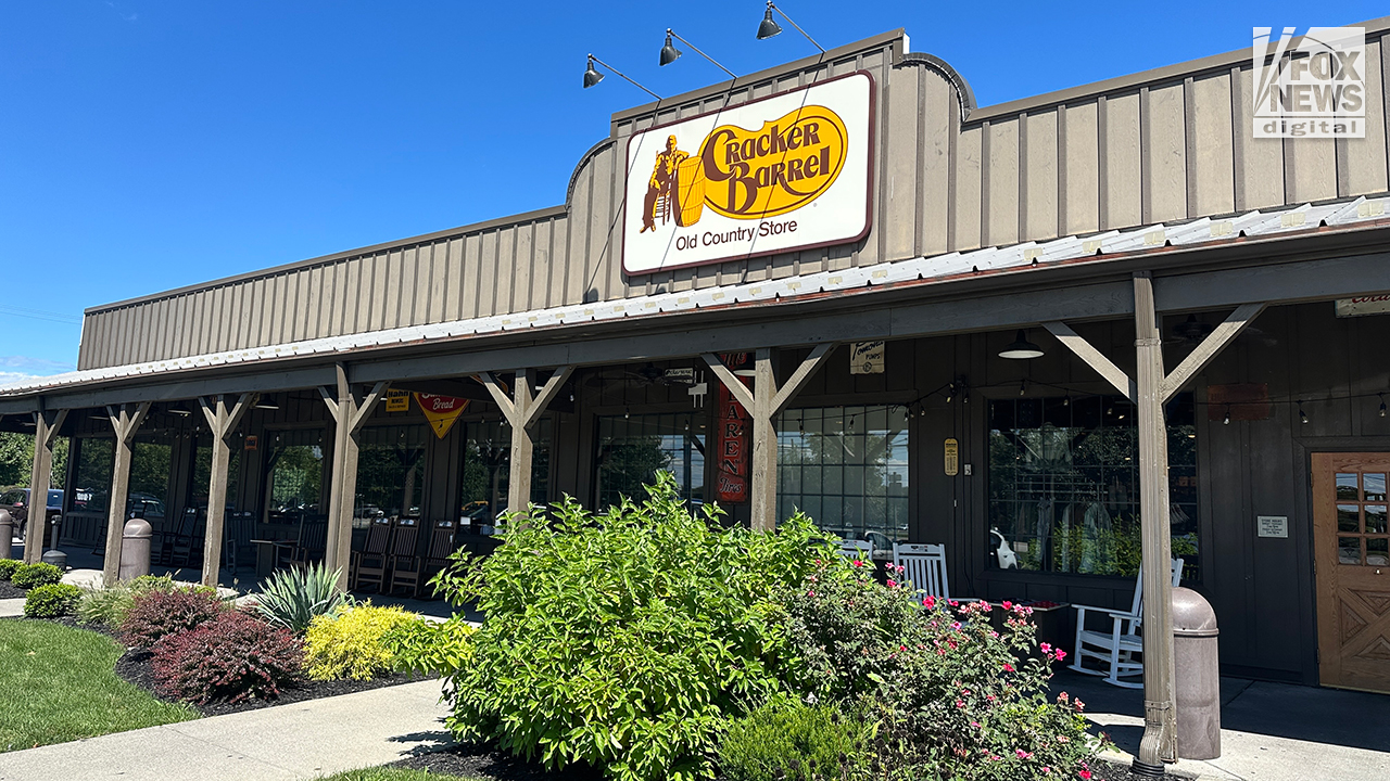 Cracker Barrel muda comando após rebranding polêmico e queda de tráfego nas lojas