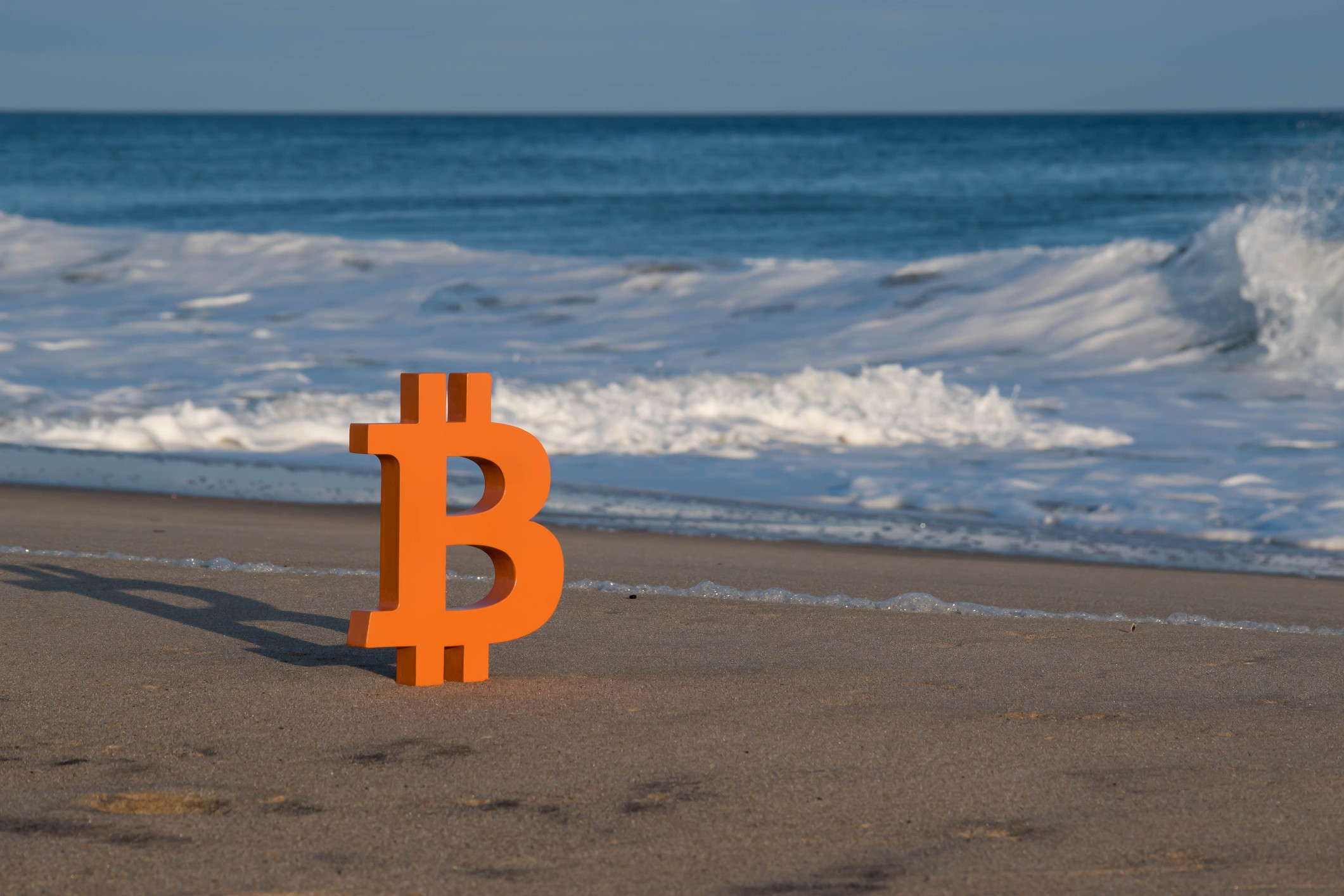 Bitcoin segue sem rumo claro perto de US$ 65 mil enquanto mercado aguarda decisão do Fed