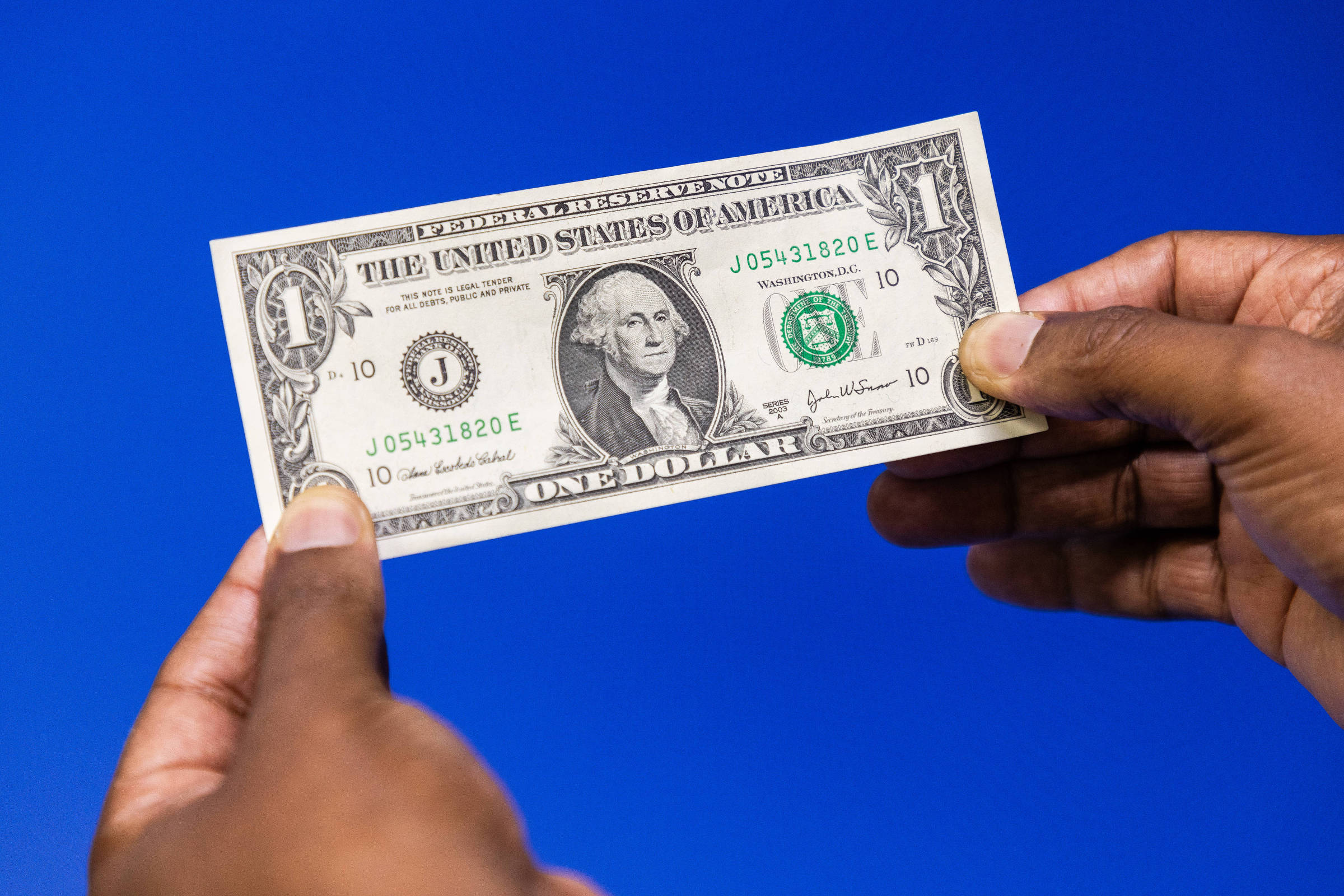 Dólar em queda leva brasileiros a recorde de US$ 12,6 bi em gastos no exterior no 1º semestre