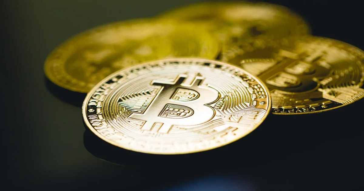 Bitcoin sobe 23% na semana e se aproxima de US$ 80 mil após ação do Tesouro dos EUA