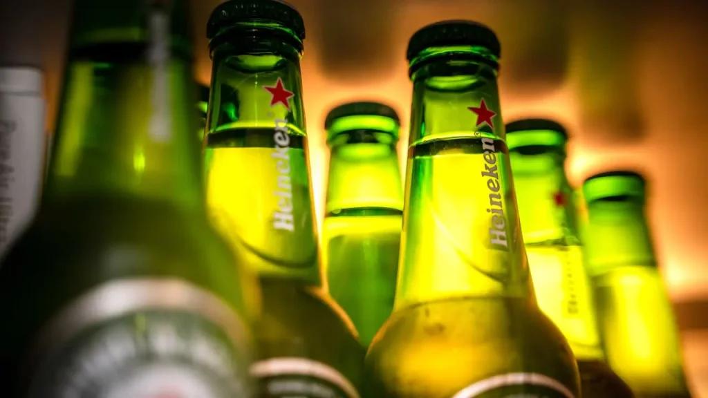 Heineken vende menos cerveja no Brasil, mas aumenta lucro com preços e produtos premium 6 Heineken vende menos cerveja no Brasil, mas aumenta lucro com preços e produtos premium - imagem 2