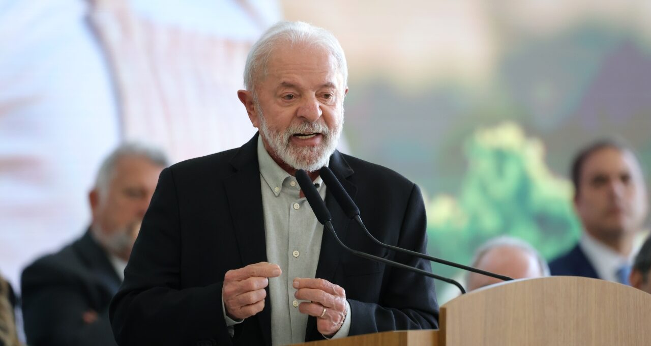 Lula diz tratar com seriedade investigações sobre Lulinha e afirma: “Investigue-se”