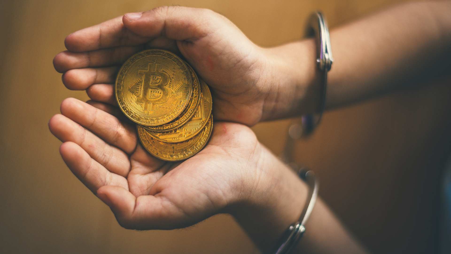 Faraó dos bitcoins diz ter criptomoedas para quitar dívidas, mas não saber senha de cabeça