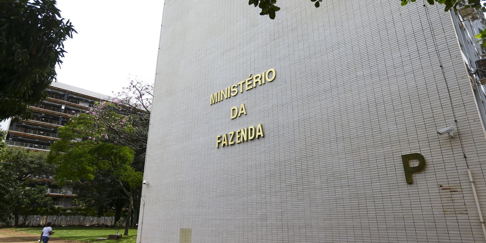 Fazenda reduz previsão de crescimento do PIB para 2% em 2026 e 2,3% em 2027