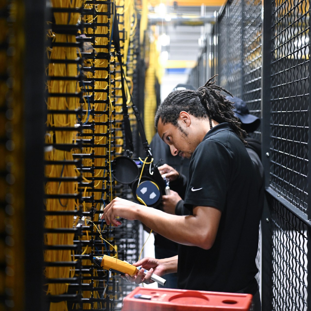 Trabalho em data centers de IA nos EUA combina salários maiores e operação contínua