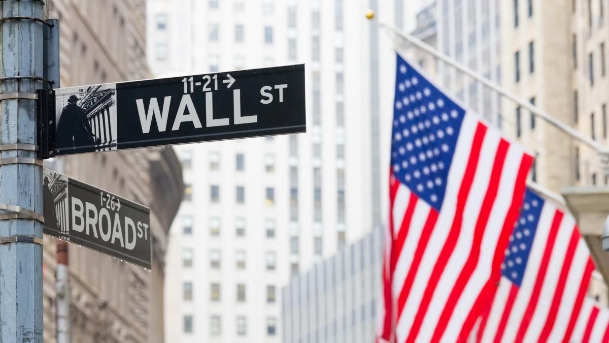 Wall Street sobe com tecnologia, mas inflação e juros limitam otimismo