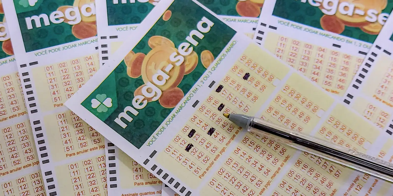 Mega-Sena acumula e tem prêmio estimado em R$ 305 milhões para terça-feira