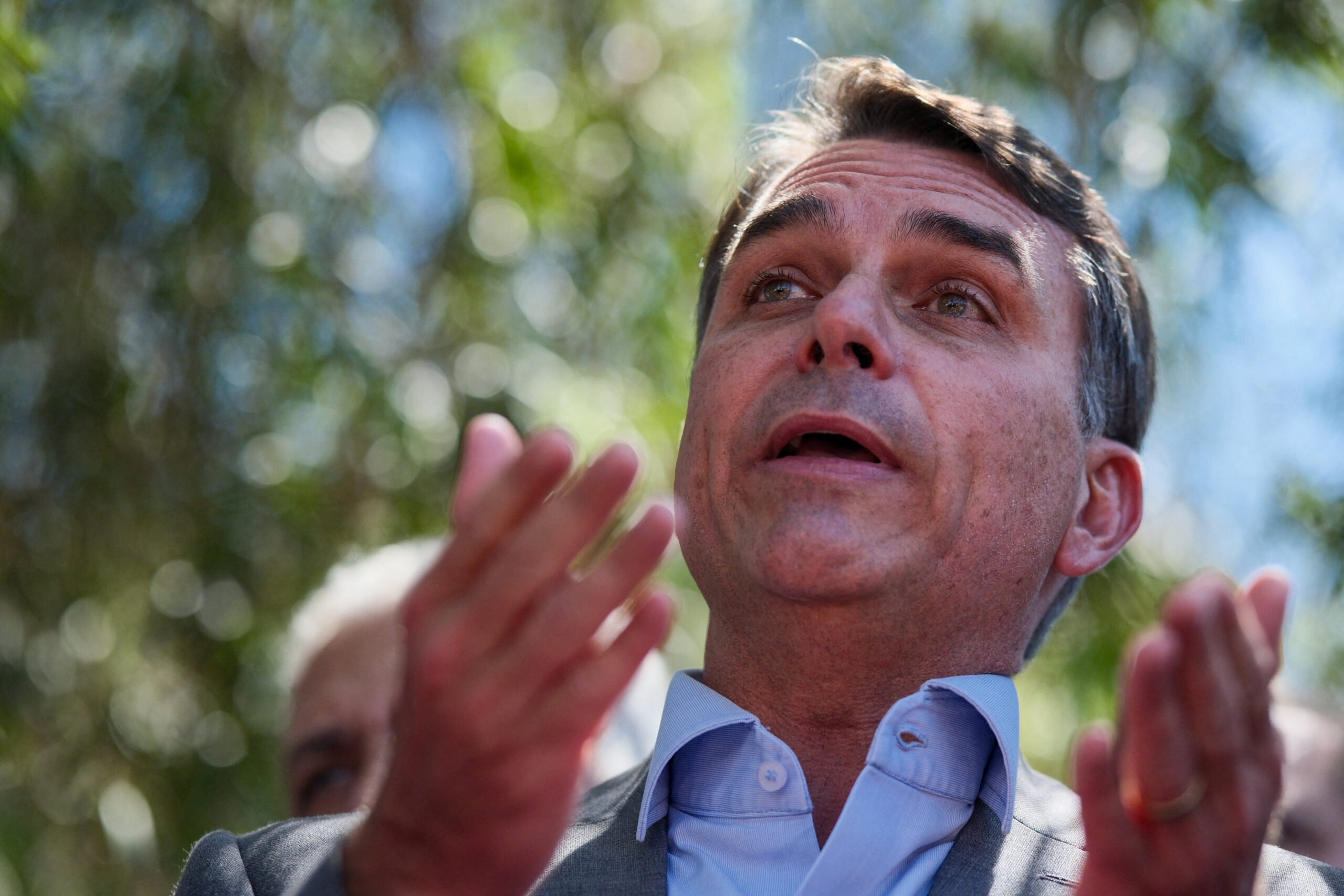 Flávio Bolsonaro muda posição e vota a favor da PEC do fim da escala 6x1