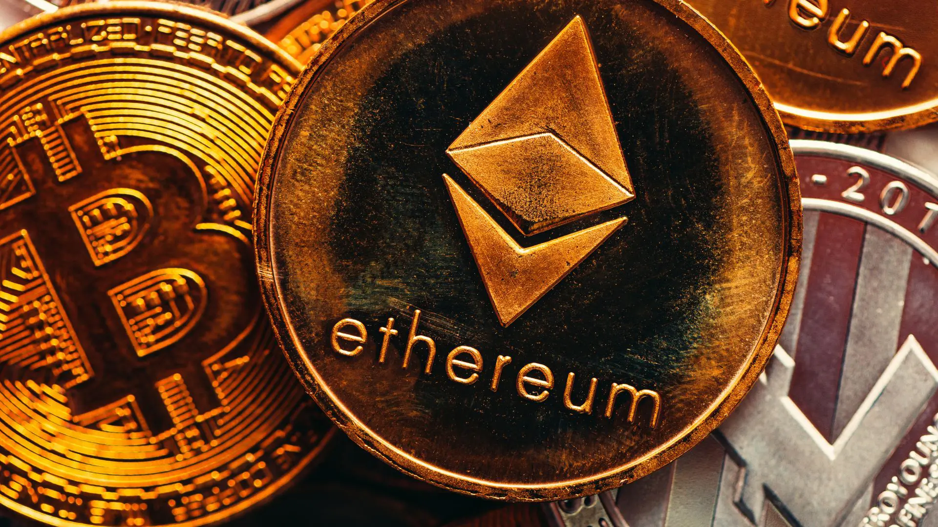 ETFs de Bitcoin acumulam sete dias de entradas e se aproximam de sequência de outubro; fundos de XRP voltam ao campo positivo