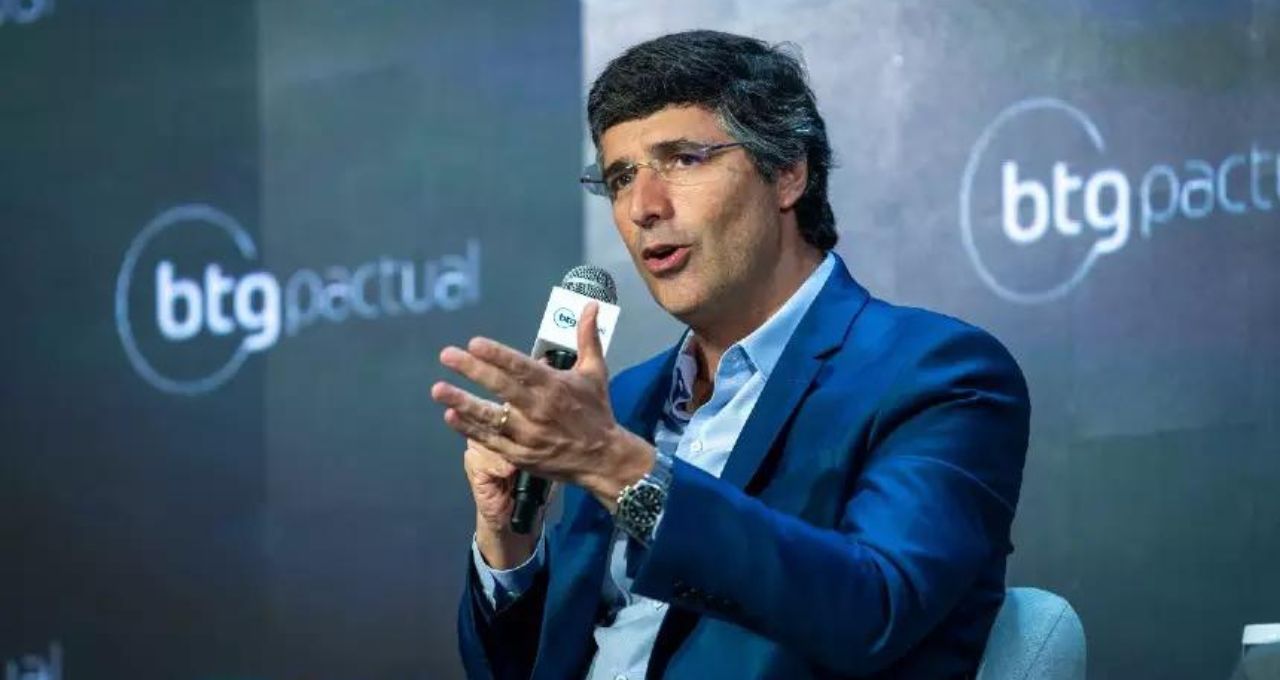 André Esteves classifica juro de 15% como excessivo e afirma preferência pelo real em vez do dólar