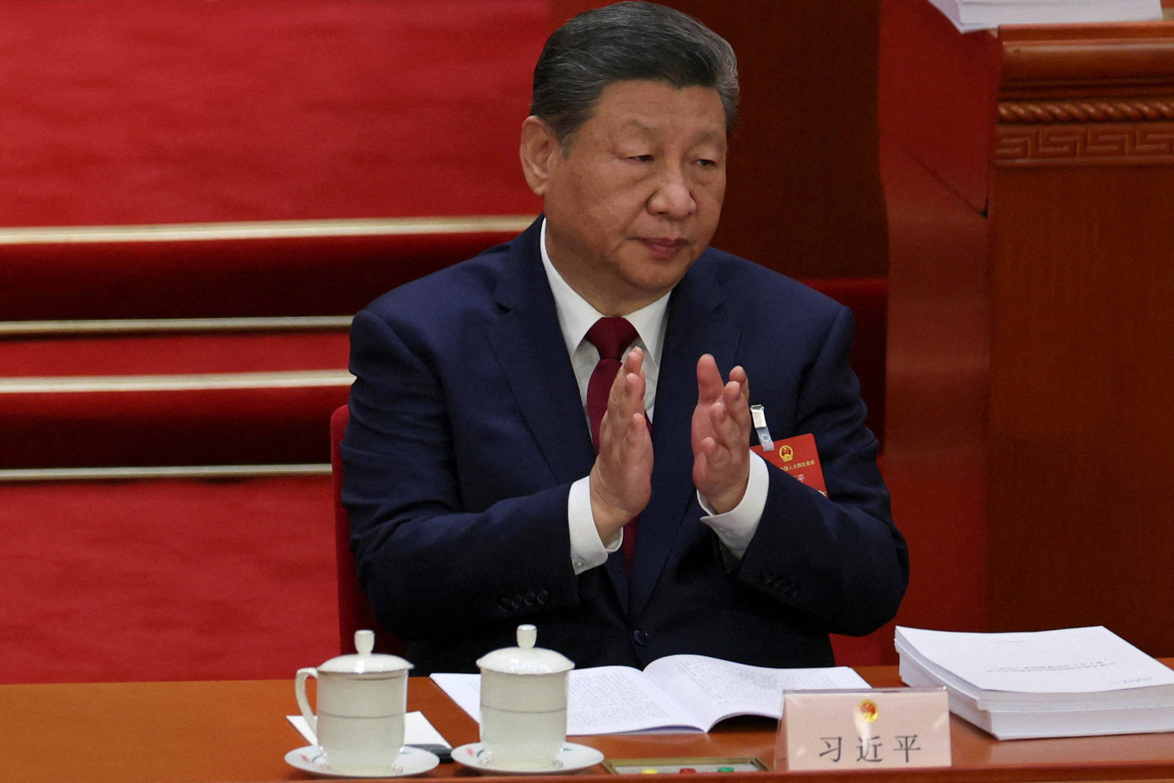 China reduz meta de crescimento para 4,5%-5% e amplia gastos militares em 7%