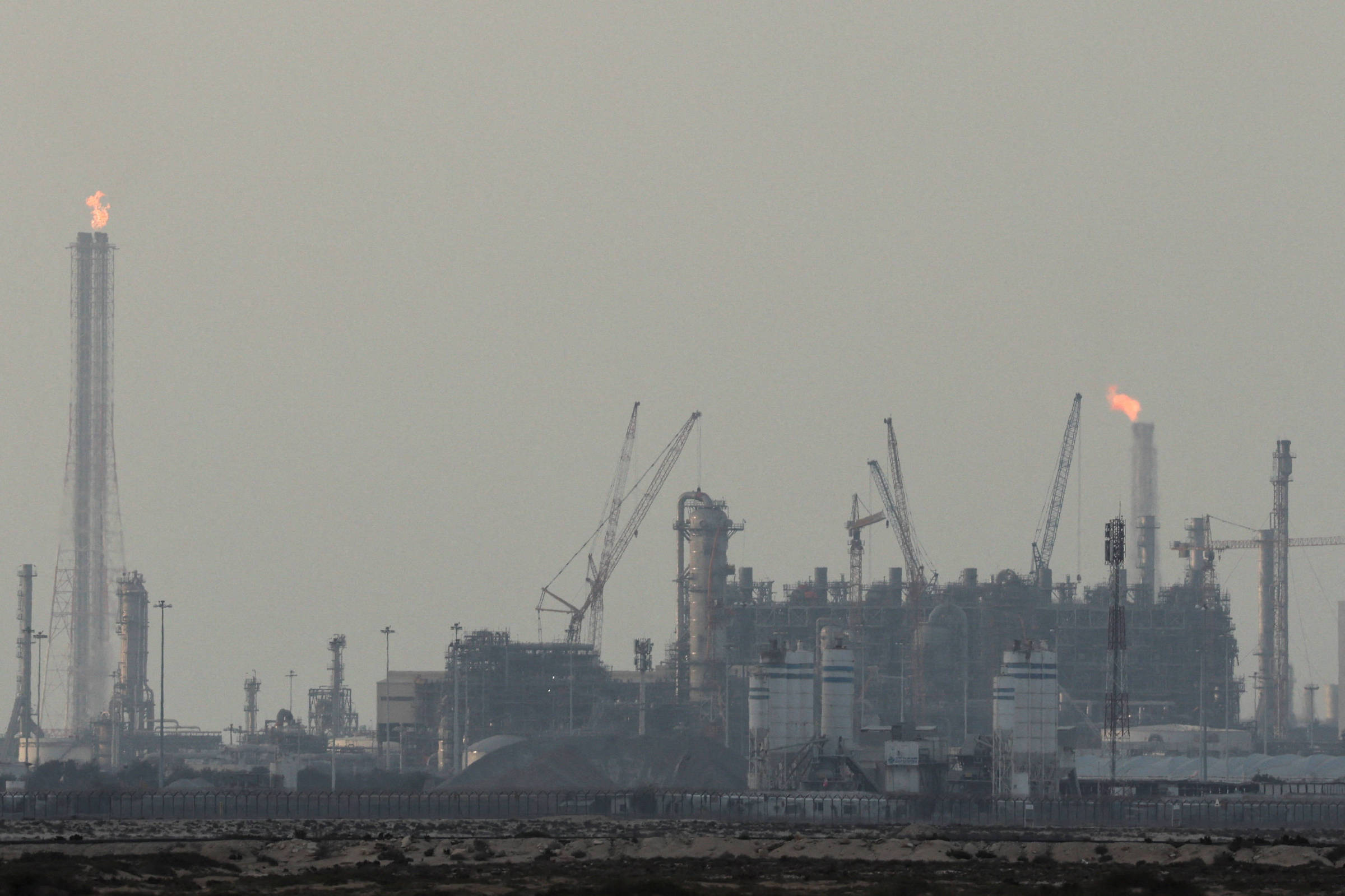 Shell e TotalEnergies notificam clientes sobre força maior após suspensão de GNL do Qatar