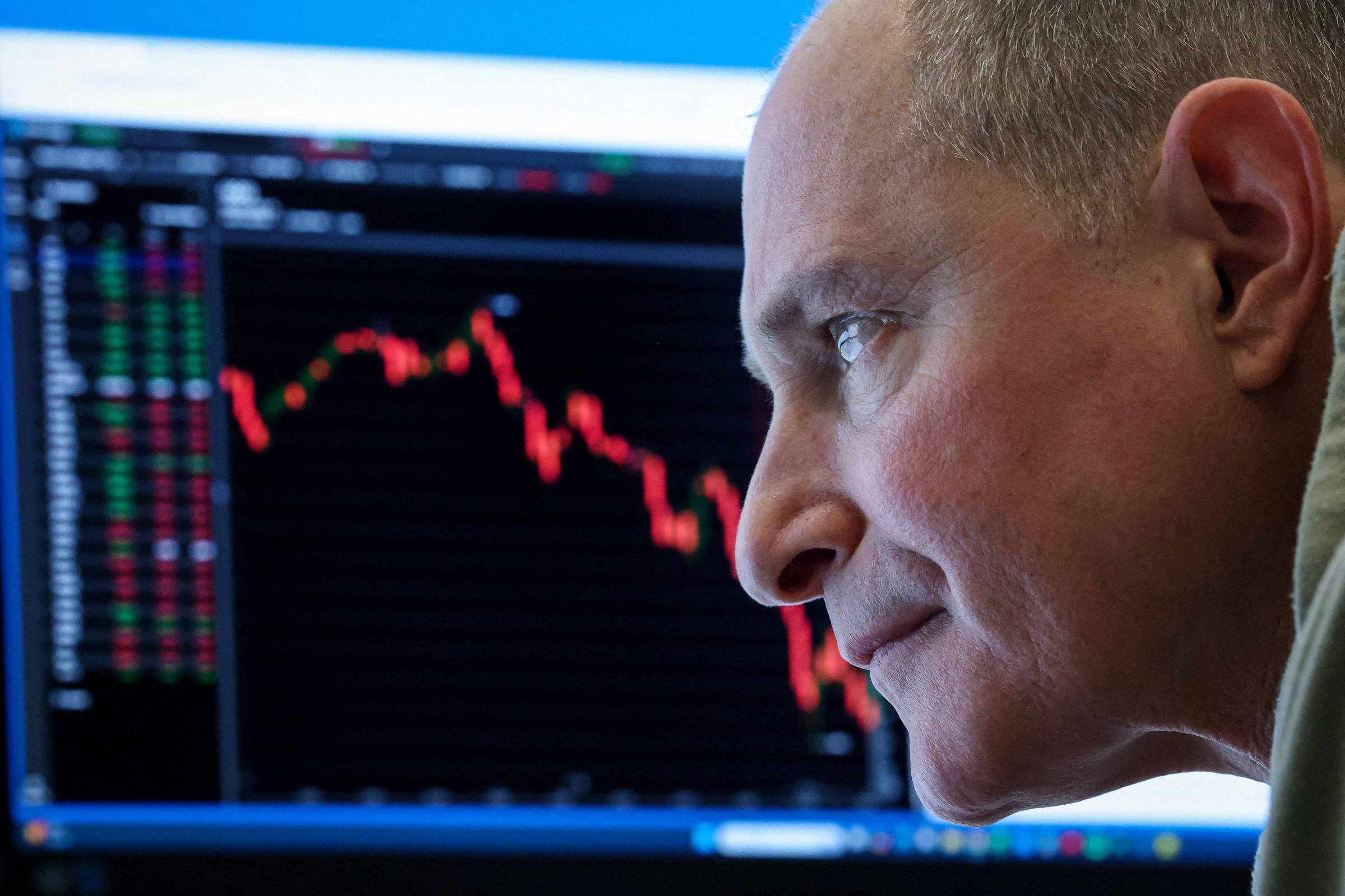 Tesouro vende R$ 43 bilhões em títulos para conter alta dos juros após pânico no mercado