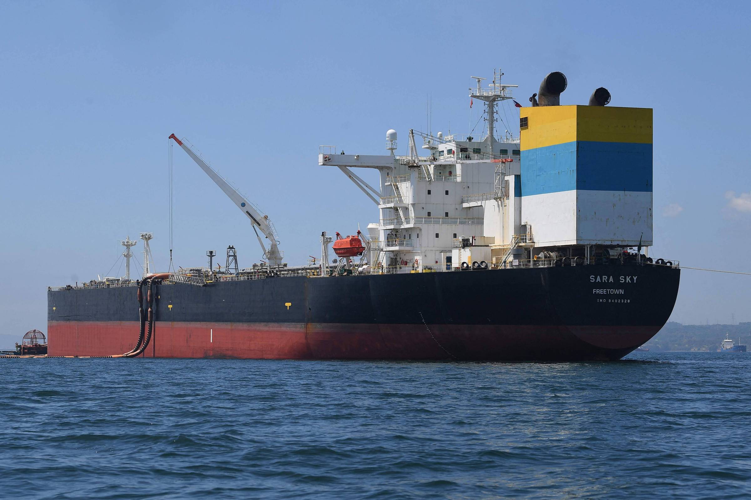 Petróleo volta a ultrapassar US$ 100 após Israel anunciar morte de chefe naval iraniano