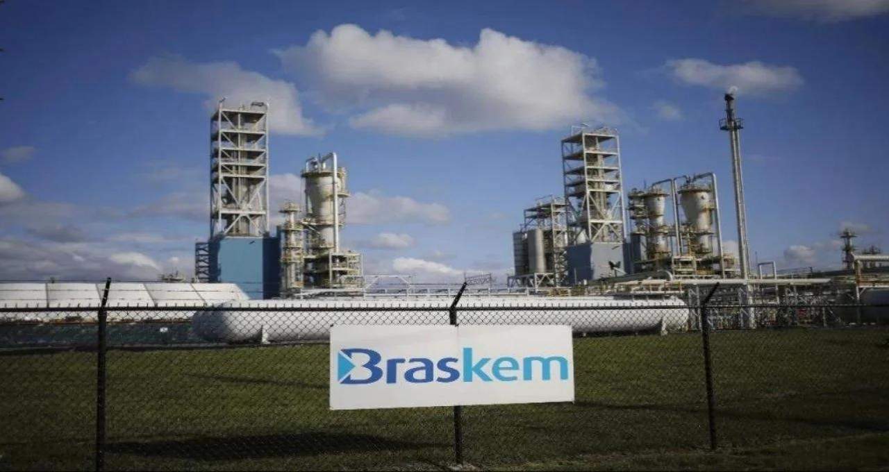 Braskem despenca mais de 11% após prejuízo de R$ 10,3 bilhões no 4T25