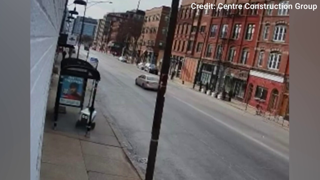 Robôs de entrega quebram vidros de abrigos de ônibus em Chicago em dois acidentes distintos